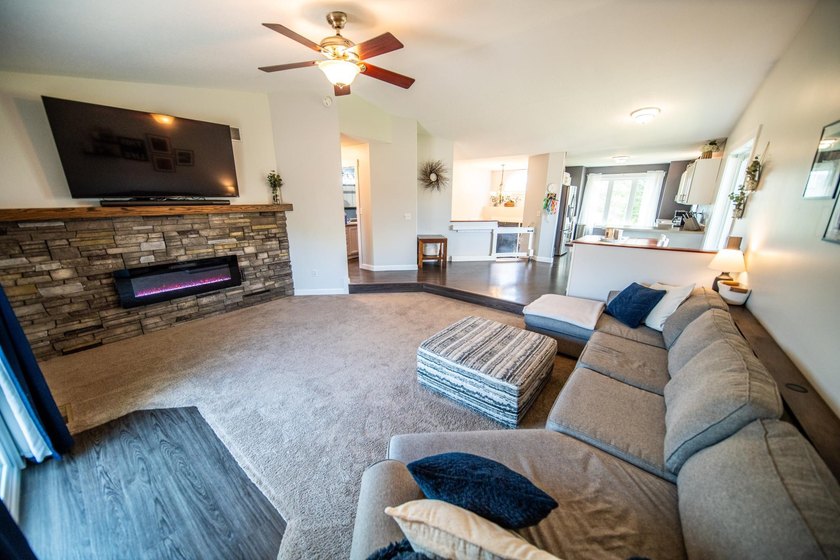 Welcome home to this beautifully maintained 3-bedroom, 2-bath - photo 6