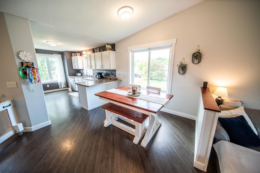 Welcome home to this beautifully maintained 3-bedroom, 2-bath - photo 8
