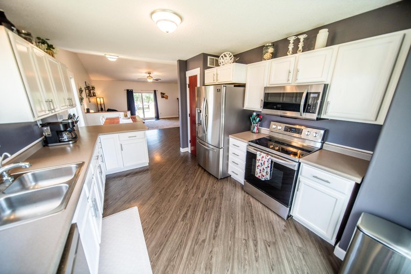 Welcome home to this beautifully maintained 3-bedroom, 2-bath - photo 10