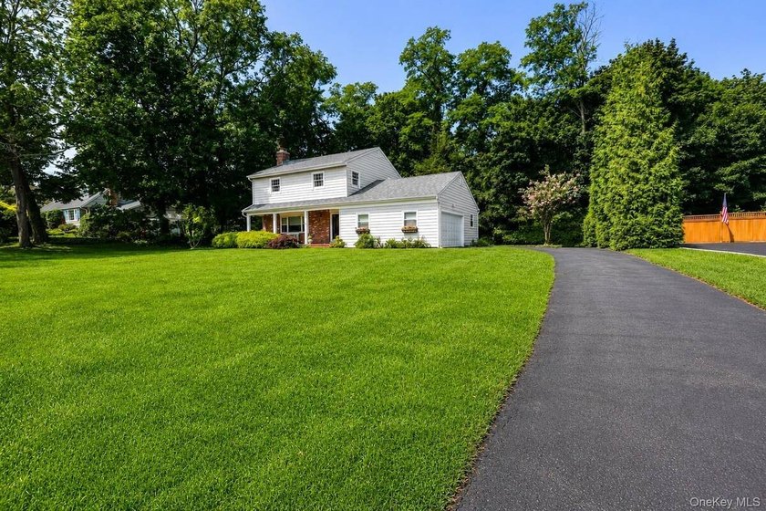 Welcome home to this beautifully maintained Colonial, perfectly - photo 2
