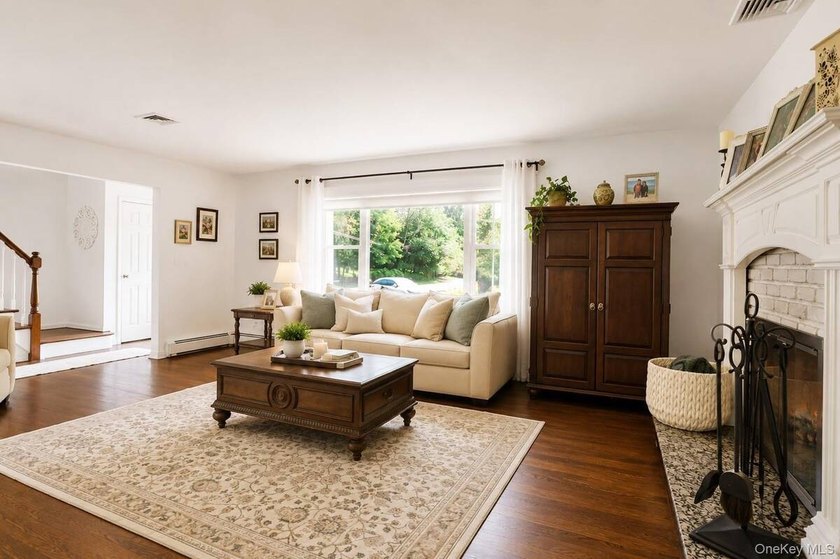 Welcome home to this beautifully maintained Colonial, perfectly - photo 5