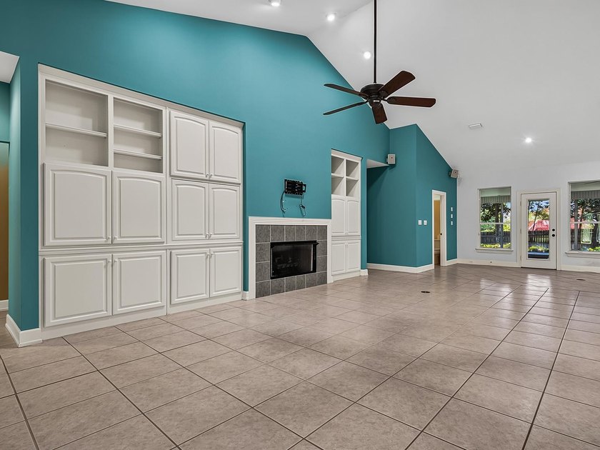 NEW ROOF with acceptable offer! Custom All-Brick Pool Home in - photo 8