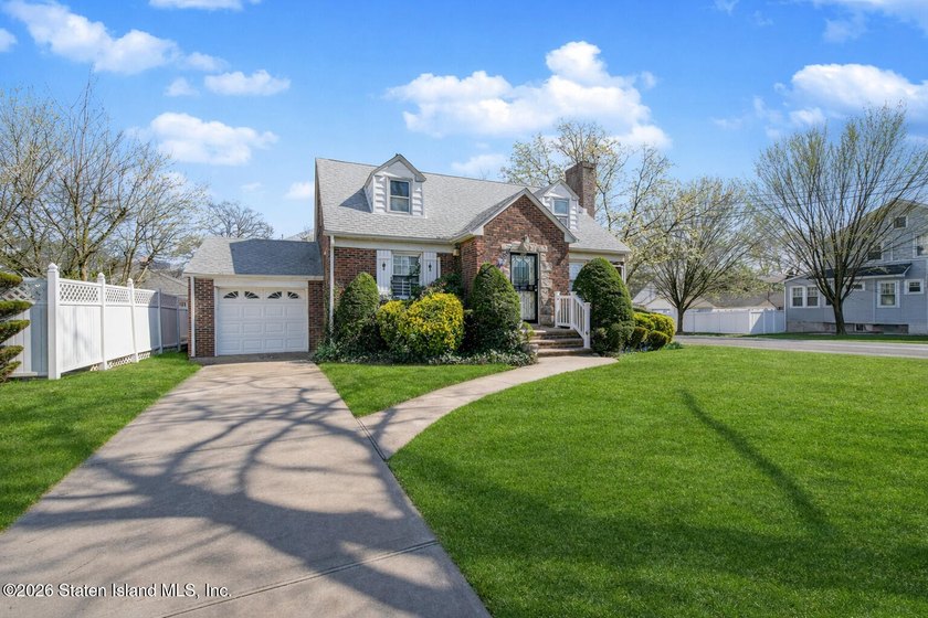 Welcome Home! This is a lovely colonial style 2 level house - photo 3