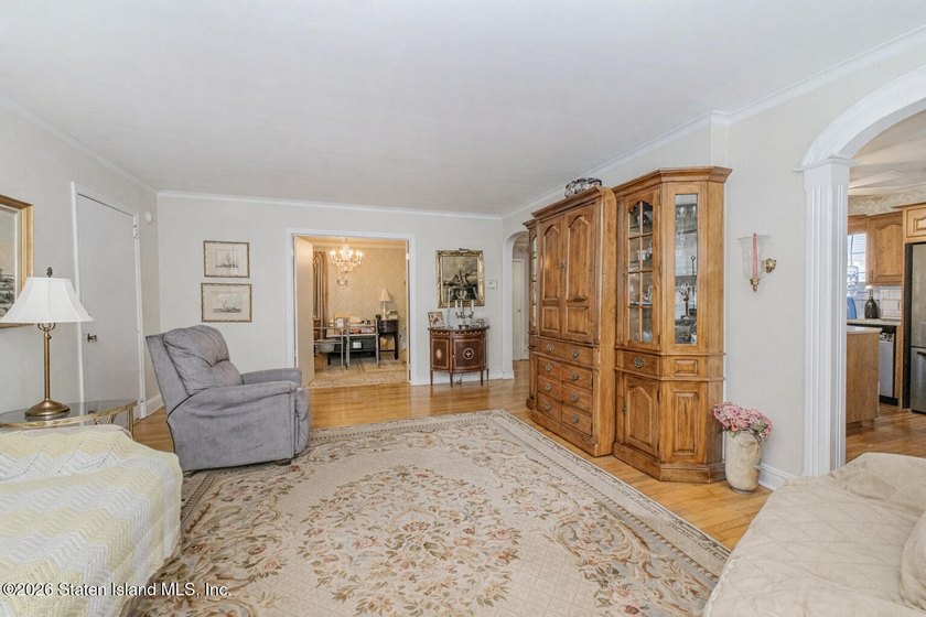 Welcome Home! This is a lovely colonial style 2 level house - photo 5