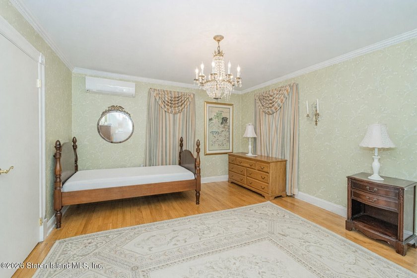 Welcome Home! This is a lovely colonial style 2 level house - photo 6