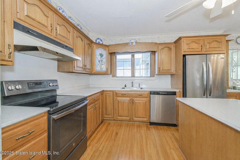 Welcome Home! This is a lovely colonial style 2 level house - photo 7