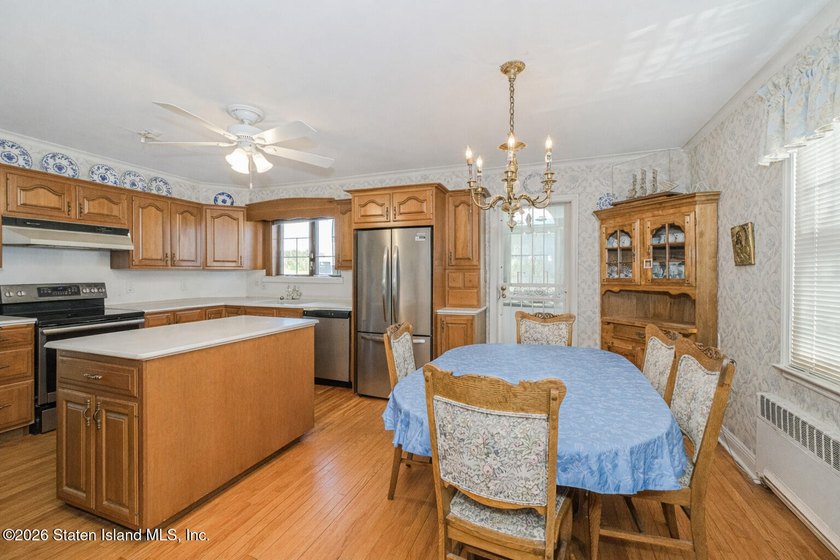 Welcome Home! This is a lovely colonial style 2 level house - photo 9