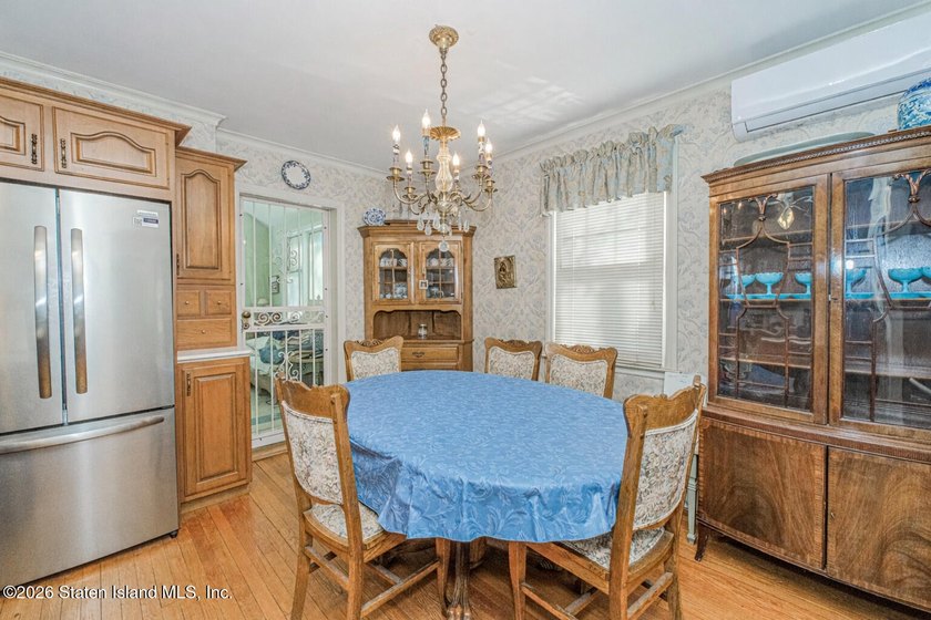 Welcome Home! This is a lovely colonial style 2 level house - photo 10