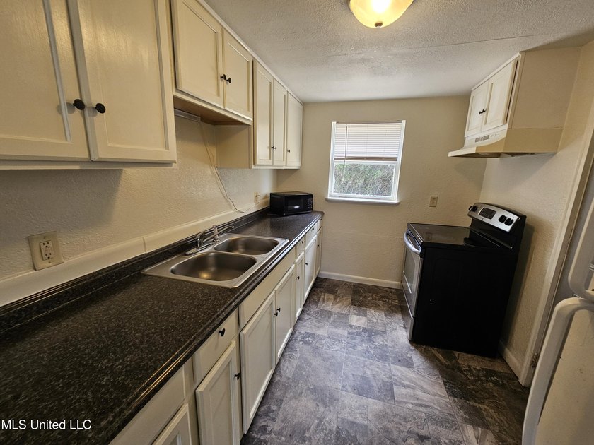 Clean and move-in ready 3-bedroom home priced below retail value - photo 12