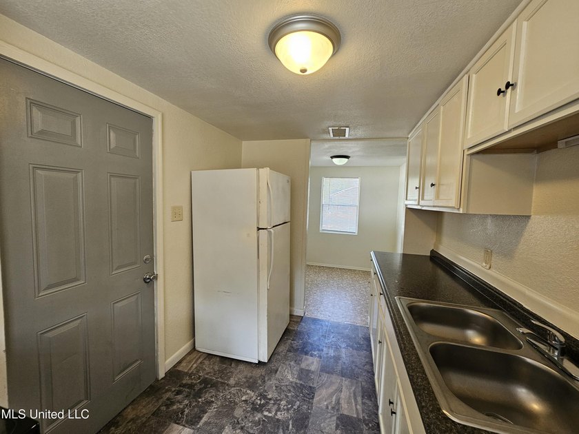 Clean and move-in ready 3-bedroom home priced below retail value - photo 14