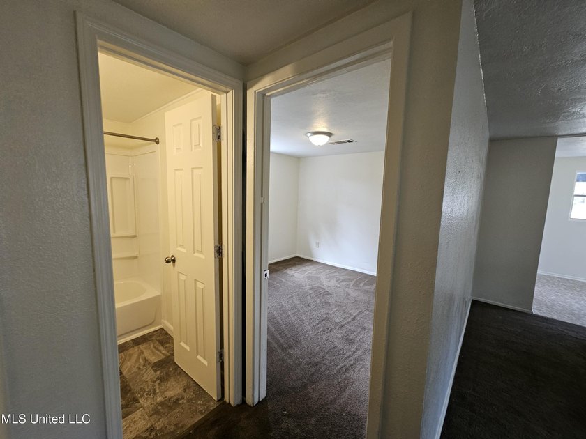 Clean and move-in ready 3-bedroom home priced below retail value - photo 20
