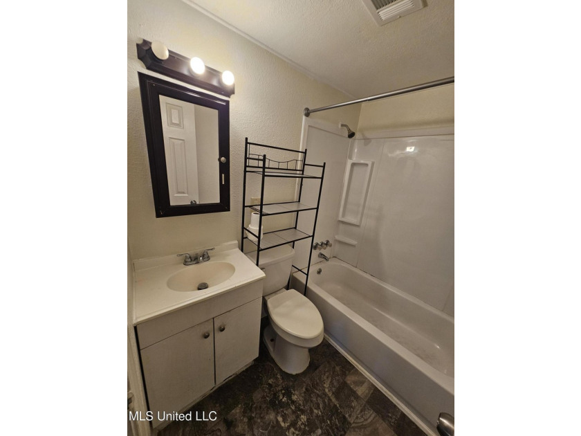 Clean and move-in ready 3-bedroom home priced below retail value - photo 22