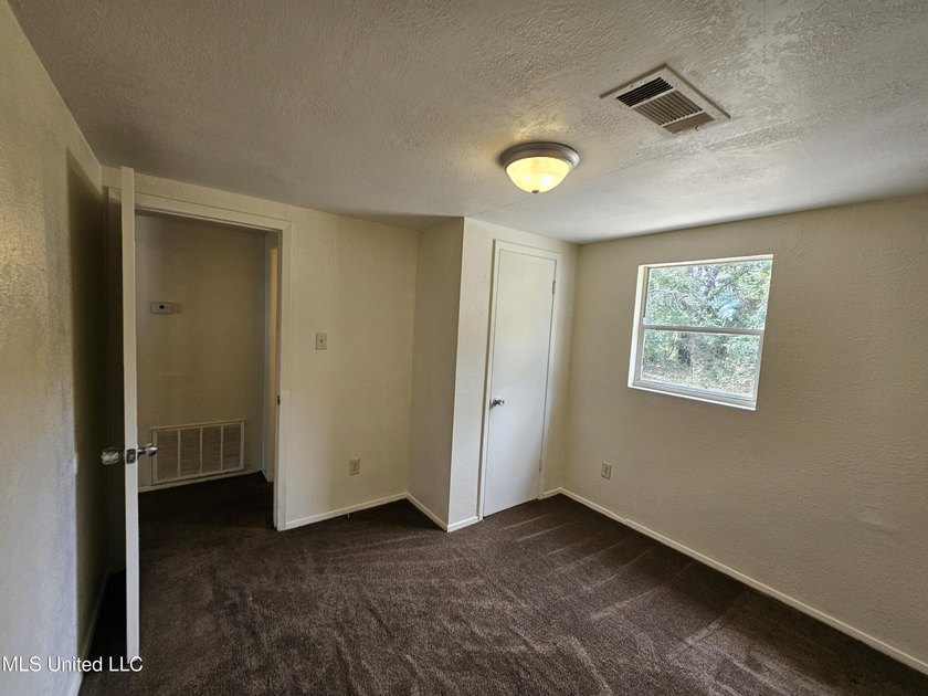 Clean and move-in ready 3-bedroom home priced below retail value - photo 24