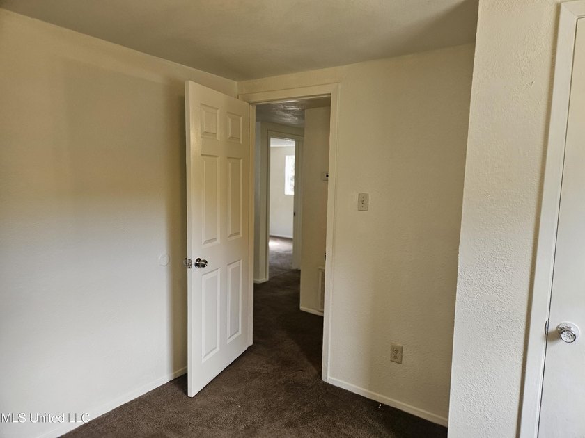 Clean and move-in ready 3-bedroom home priced below retail value - photo 26