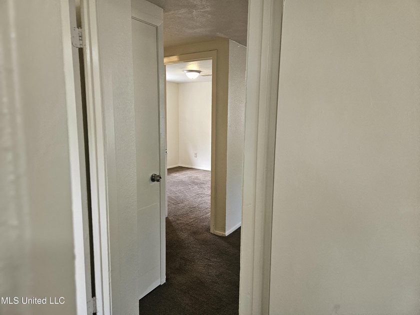 Clean and move-in ready 3-bedroom home priced below retail value - photo 27