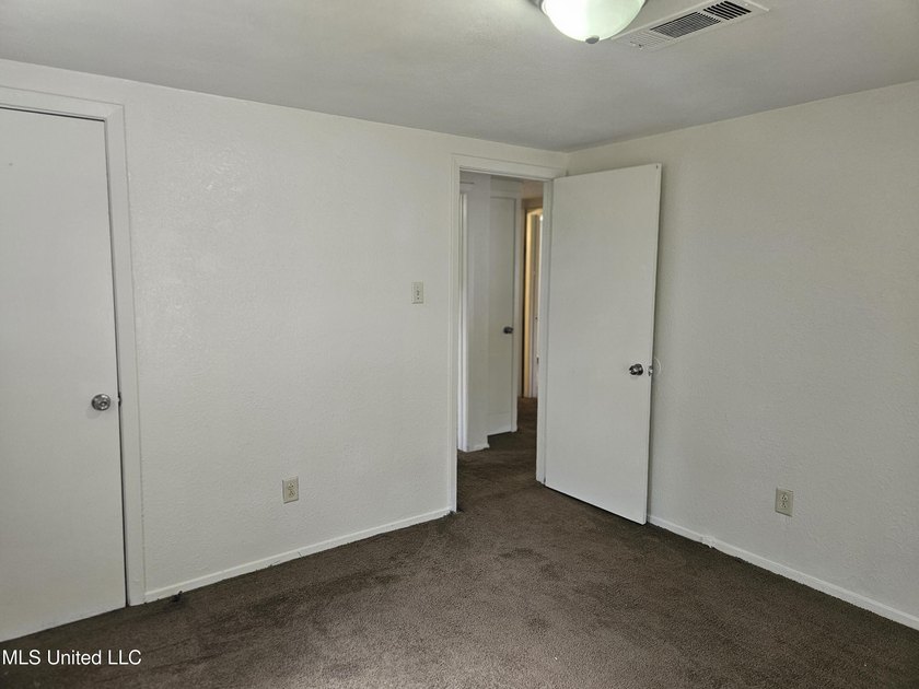Clean and move-in ready 3-bedroom home priced below retail value - photo 28