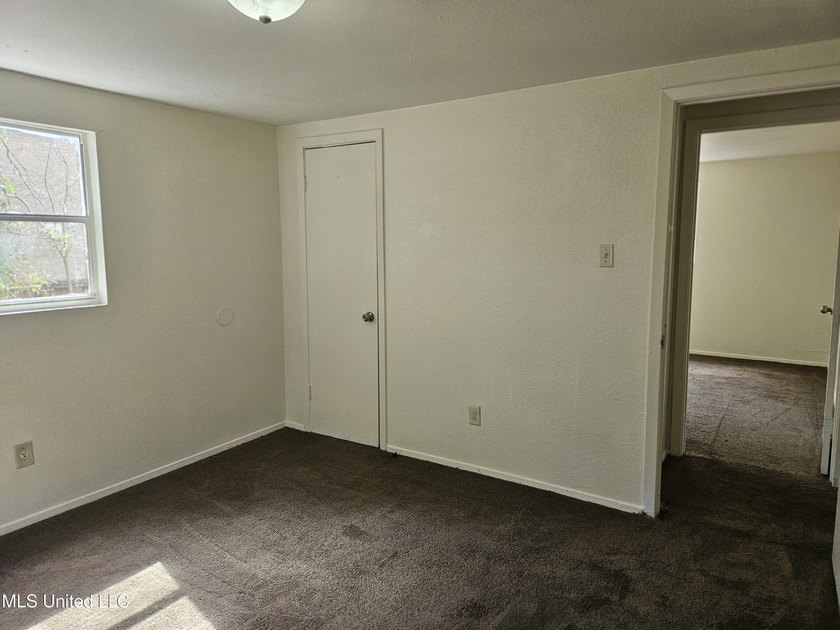 Clean and move-in ready 3-bedroom home priced below retail value - photo 29