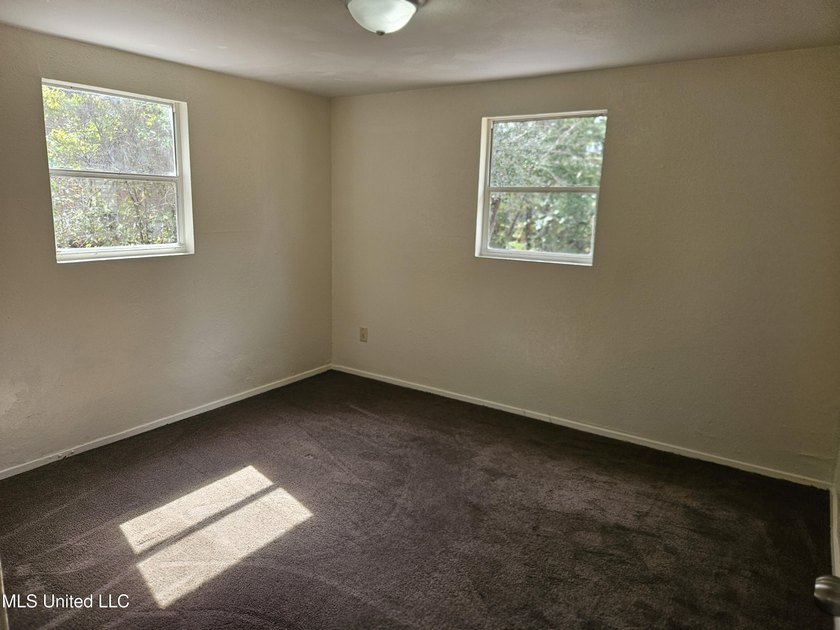 Clean and move-in ready 3-bedroom home priced below retail value - photo 30