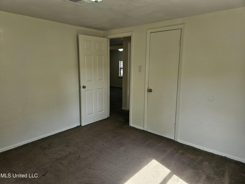 Clean and move-in ready 3-bedroom home priced below retail value - photo 33