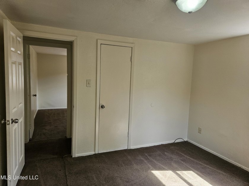 Clean and move-in ready 3-bedroom home priced below retail value - photo 34
