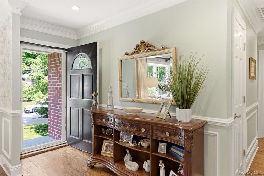 Beautifully Renovated Expanded Ranch Nested On A Quiet - photo 3