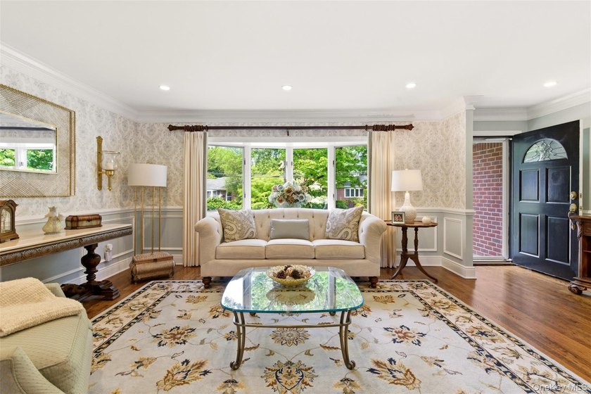 Beautifully Renovated Expanded Ranch Nested On A Quiet - photo 4