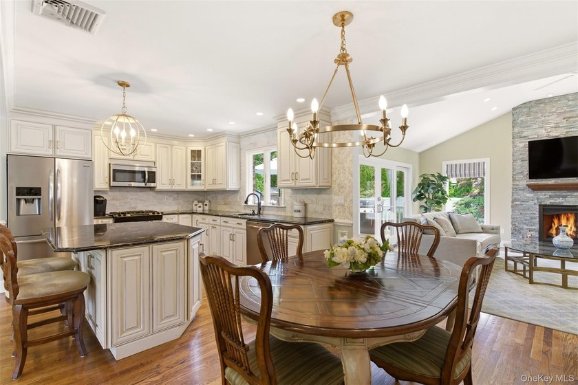 Beautifully Renovated Expanded Ranch Nested On A Quiet - photo 9