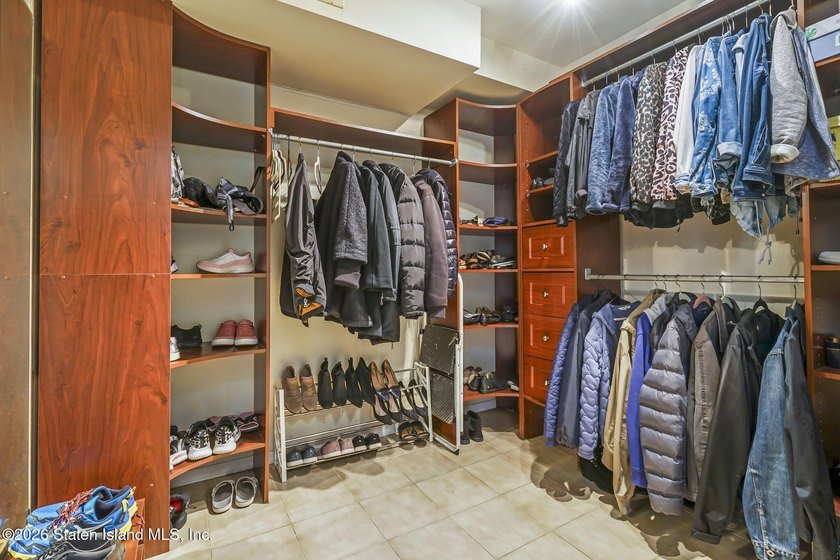 Move right into this spacious and sunny 2-bedroom, 3-level - photo 9