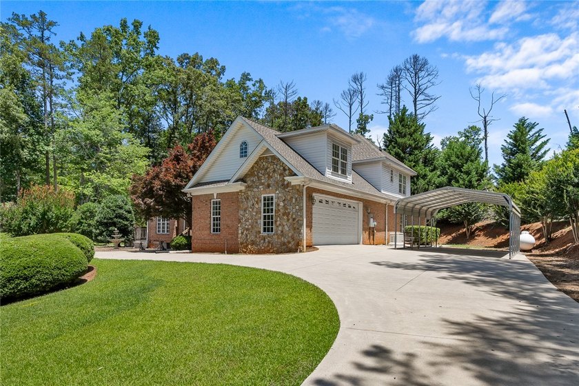 This beautifully designed traditional home offers 4 spacious - photo 3