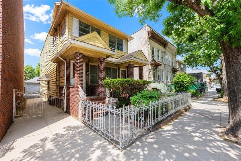 Fully detached two (2) family with private driveway in prime - photo 4