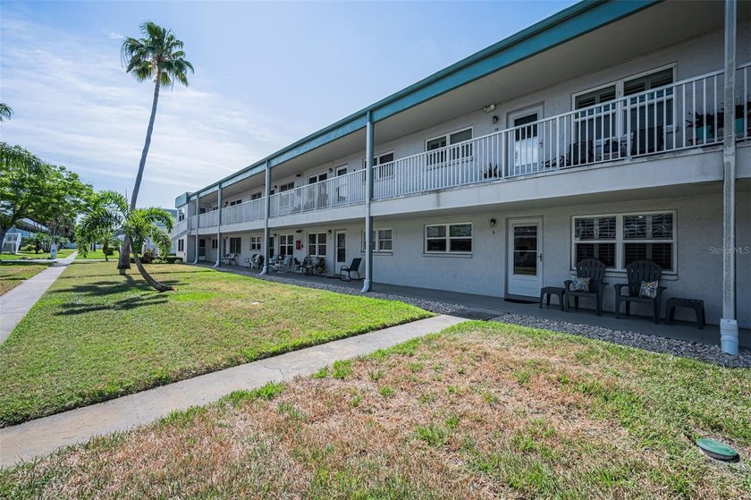 WOW... GROUND FLOOR... IMMACULATE &amp; DESIGNER-PERFECT 2-BEDROOM - photo 3