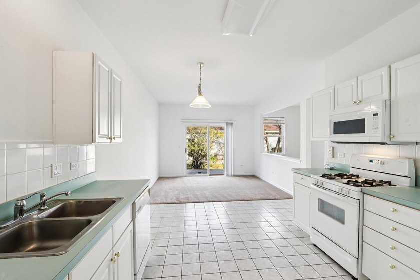 Welcome to 13322 S Bayberry Lane, a comfortable and - photo 11