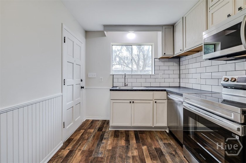 This beautifully renovated 2-bedroom, 1 bath bungalow is full of - photo 14