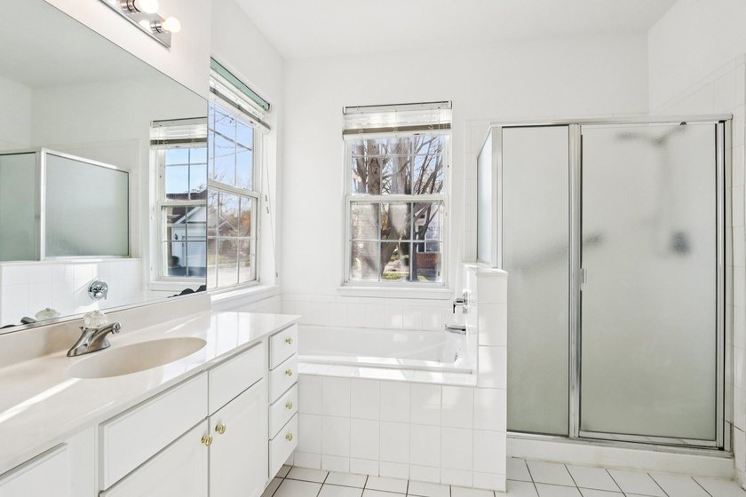 Welcome to 13322 S Bayberry Lane, a comfortable and - photo 15