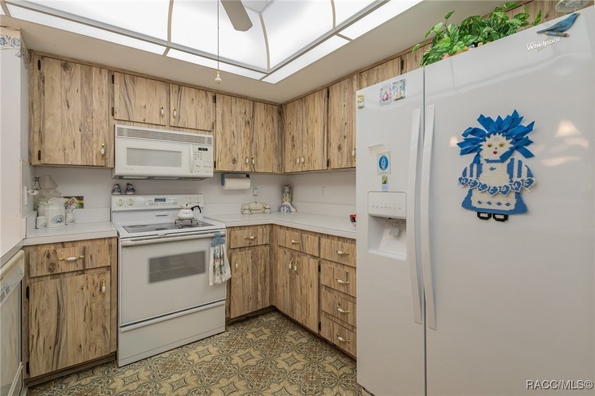 Relax and enjoy convenient living in this 2nd floor corner end - photo 11
