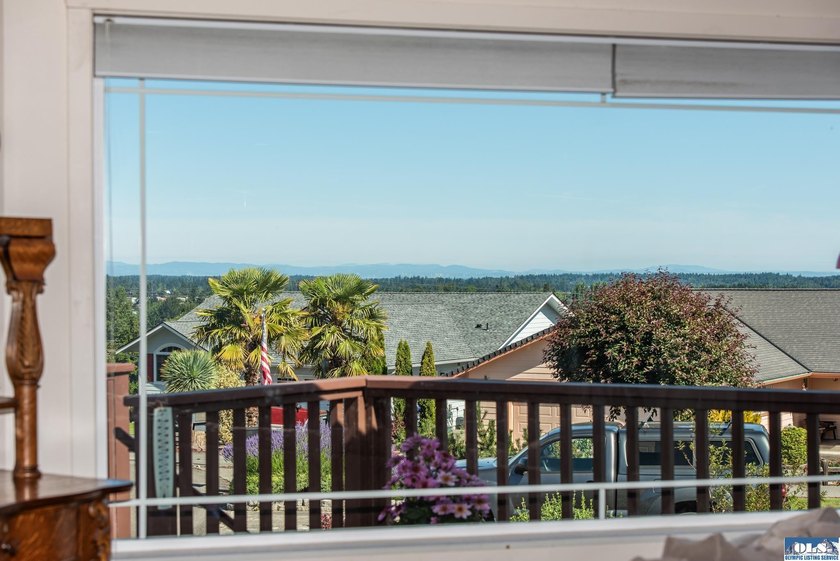 Beautiful 3 bedroom plus den/office home with water views on a - photo 13