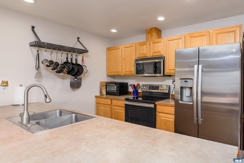Beautiful 3 bedroom plus den/office home with water views on a - photo 18
