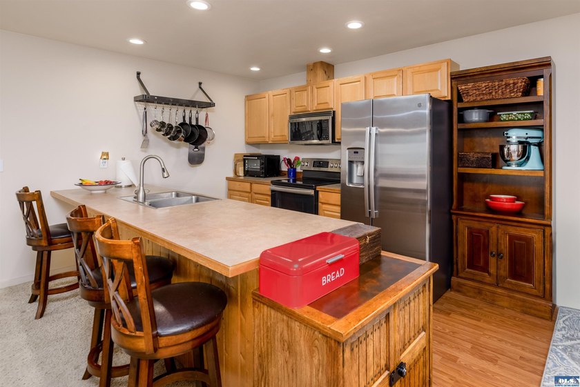Beautiful 3 bedroom plus den/office home with water views on a - photo 19