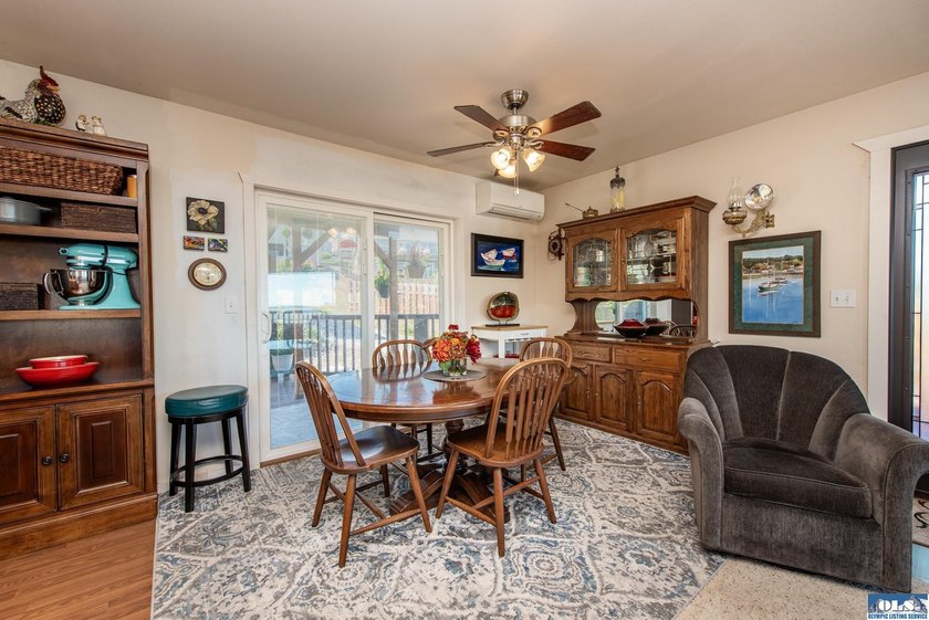 Beautiful 3 bedroom plus den/office home with water views on a - photo 20