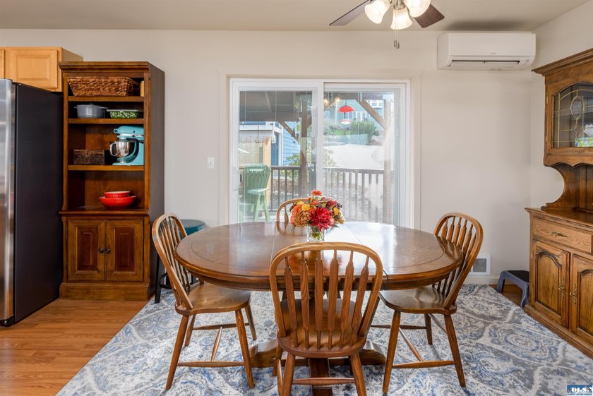 Beautiful 3 bedroom plus den/office home with water views on a - photo 21
