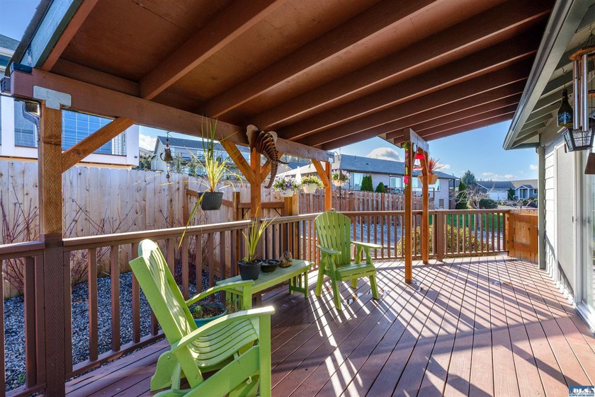 Beautiful 3 bedroom plus den/office home with water views on a - photo 23