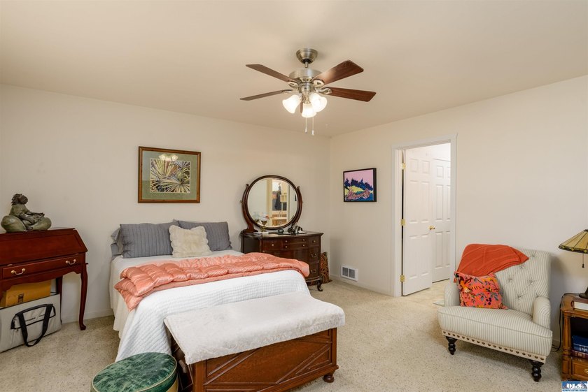 Beautiful 3 bedroom plus den/office home with water views on a - photo 27