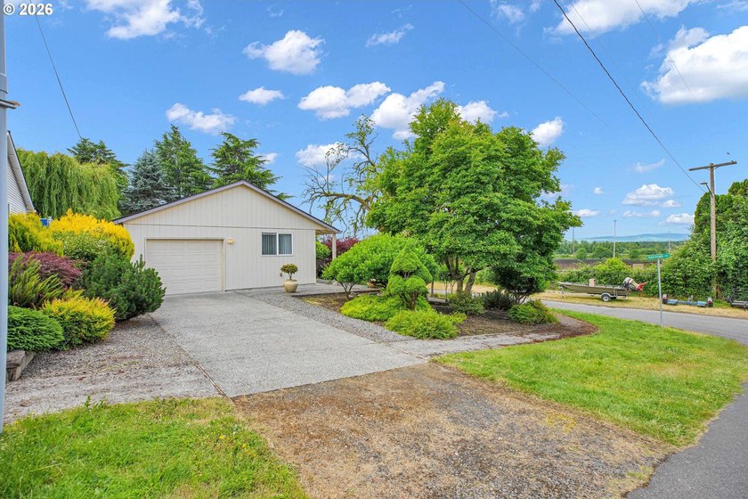 Well-maintained one-level home conveniently located in downtown - photo 29