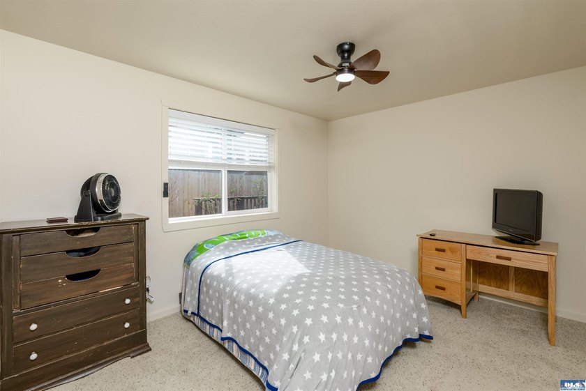 Beautiful 3 bedroom plus den/office home with water views on a - photo 31