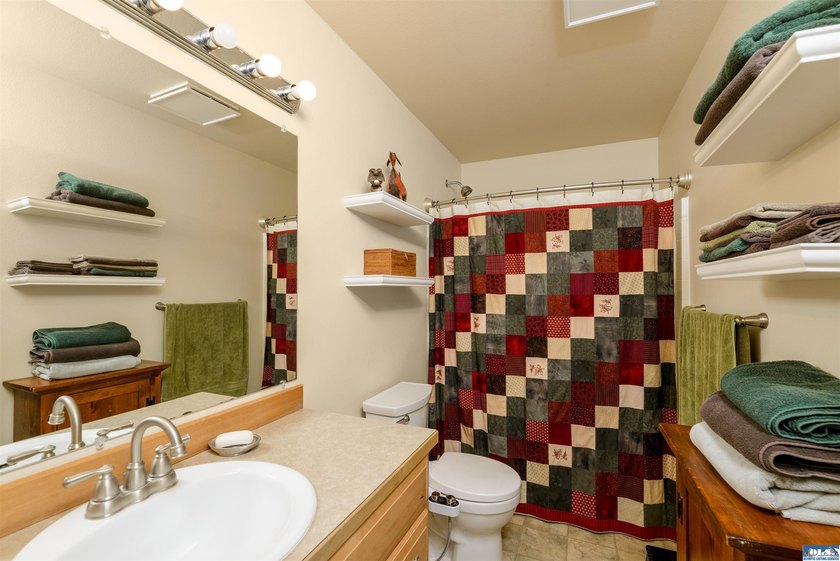 Beautiful 3 bedroom plus den/office home with water views on a - photo 33
