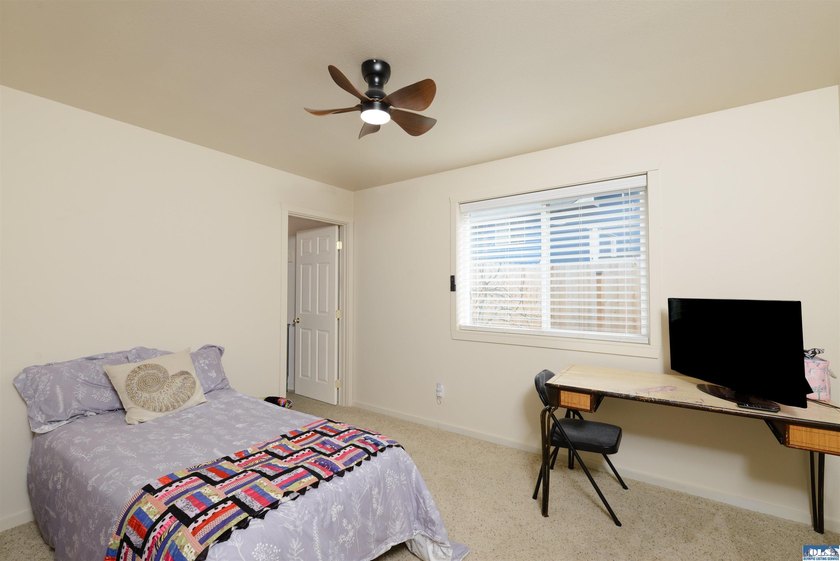 Beautiful 3 bedroom plus den/office home with water views on a - photo 34