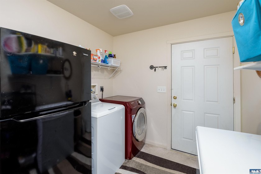 Beautiful 3 bedroom plus den/office home with water views on a - photo 35