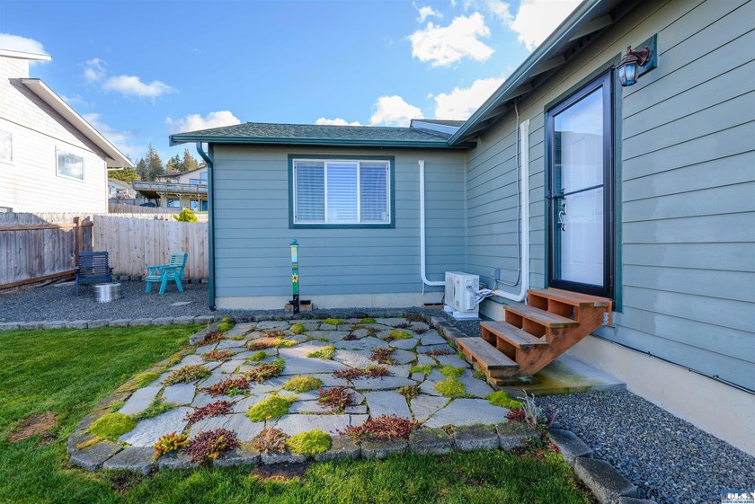 Beautiful 3 bedroom plus den/office home with water views on a - photo 37