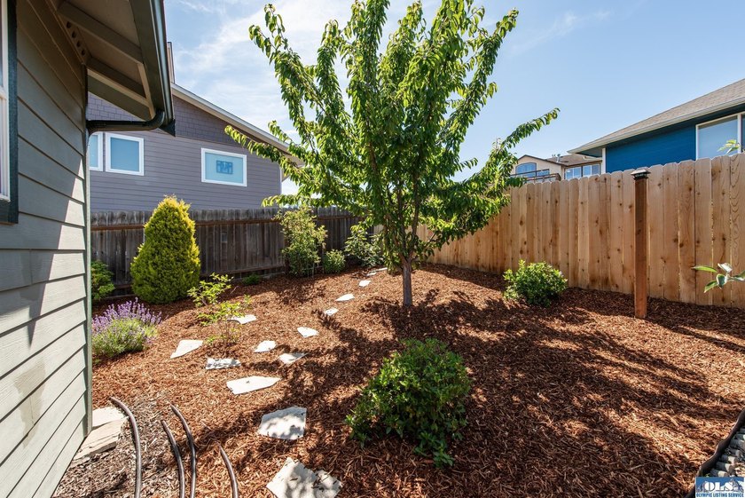 Beautiful 3 bedroom plus den/office home with water views on a - photo 41