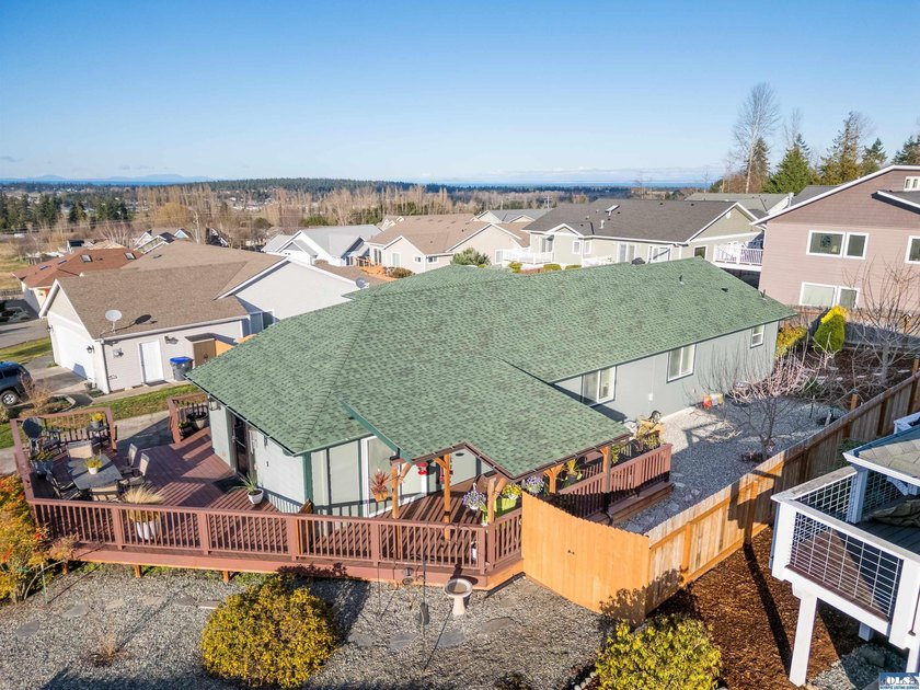 Beautiful 3 bedroom plus den/office home with water views on a - photo 43